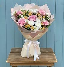 Букет цветов из:  Гвоздики, Орхидеи и Розы в Чупряково