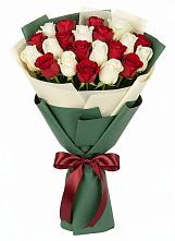 Букет Микс из красных и белых роз в Чупряково