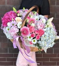 Композиция солнечный день в Чупряково Цветочная композиция из Розы, Хризантемы, Пионы и Лизиантусы в корзине в Чупряково