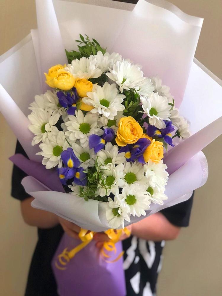Букет цветов из: Ирисы, Хризантемы и Розы в Чупряково