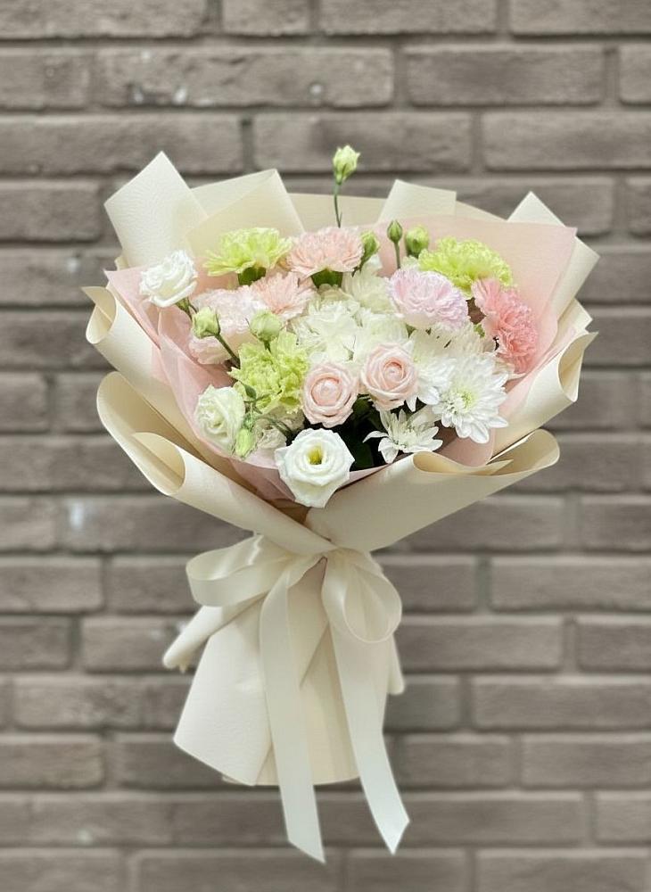 Букет цветов из: Гвоздики, Розы, Лизиантусы и Хризантемы в Чупряково