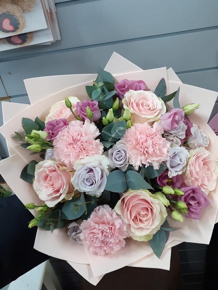 Букет цветов из: Розы, Гвоздики и Лизиантусы в Чупряково