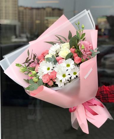 Букет цветов из: Розы, Лизиантусы и Хризантемы в Чупряково